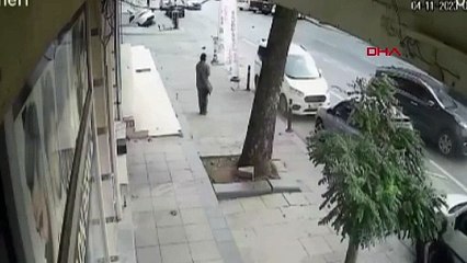 Çekmeköy'de Otomobil Kontrolden Çıkarak Cipe Çarptı