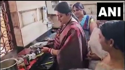 CG Election 2023 : कोंडागांव में स्मृति ईरानी ने पार्टी कार्यकर्ताओं के लिए बनाई चाय, देखें ये वीडियो..