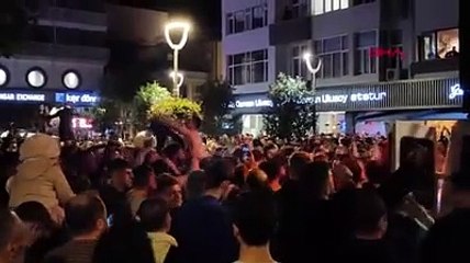 Futbolculardan Mehmet Can Aydın, taraftarın isteği üzerine üçlü çektirdiken sonra kafile havalimanından ayrıldı.