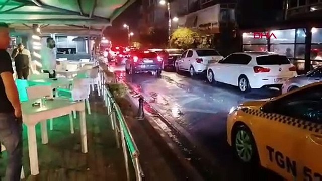 İstanbul'da Aniden Bastıran Yağış Yolları Göle Çevirdi