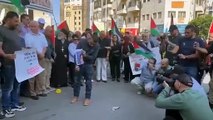 محتجون يحرقون صورة بلينكن في رام الله