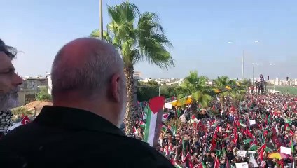 İHH Başkanı Bülent Yıldırım kalabalığı ikna etmeye çalışıyor