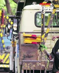 बोरीवलीतील टाटा मोटर्सच्या विक्रीच्या गाड्या रस्त्यावर पार्क करण्यात आल्या आहेत