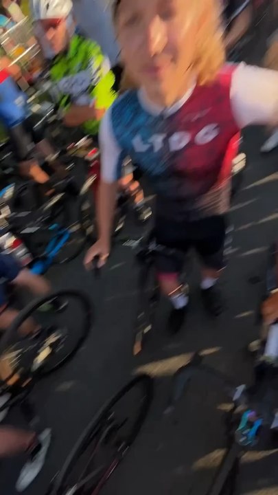 2 cyclistes font du surf ?