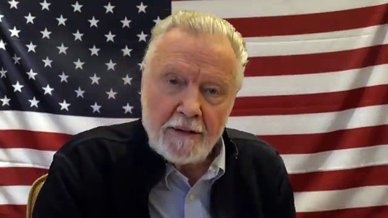 بعد انتقادها لإسرائيل.. والد أنجلينا جولي يردّ بقوة