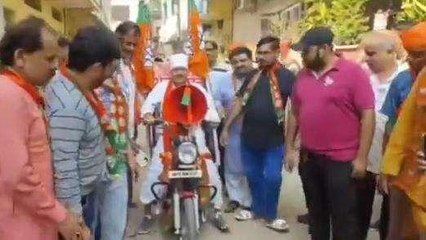 Viral: चुनाव का अनोखा नजारा,बाइक से किया जनसंपर्क,देखें Video