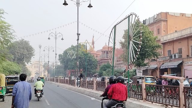 दिवाली के लिए तैयार हो रहा किताबों का बाजार