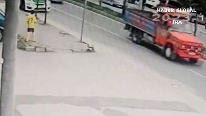 Yürekleri ağza getiren anlar... Bir anda yola fırladı, aracın altında kalıp metrelerce sürüklendi!