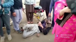 robber caught by a lady while  he was scanting her bag