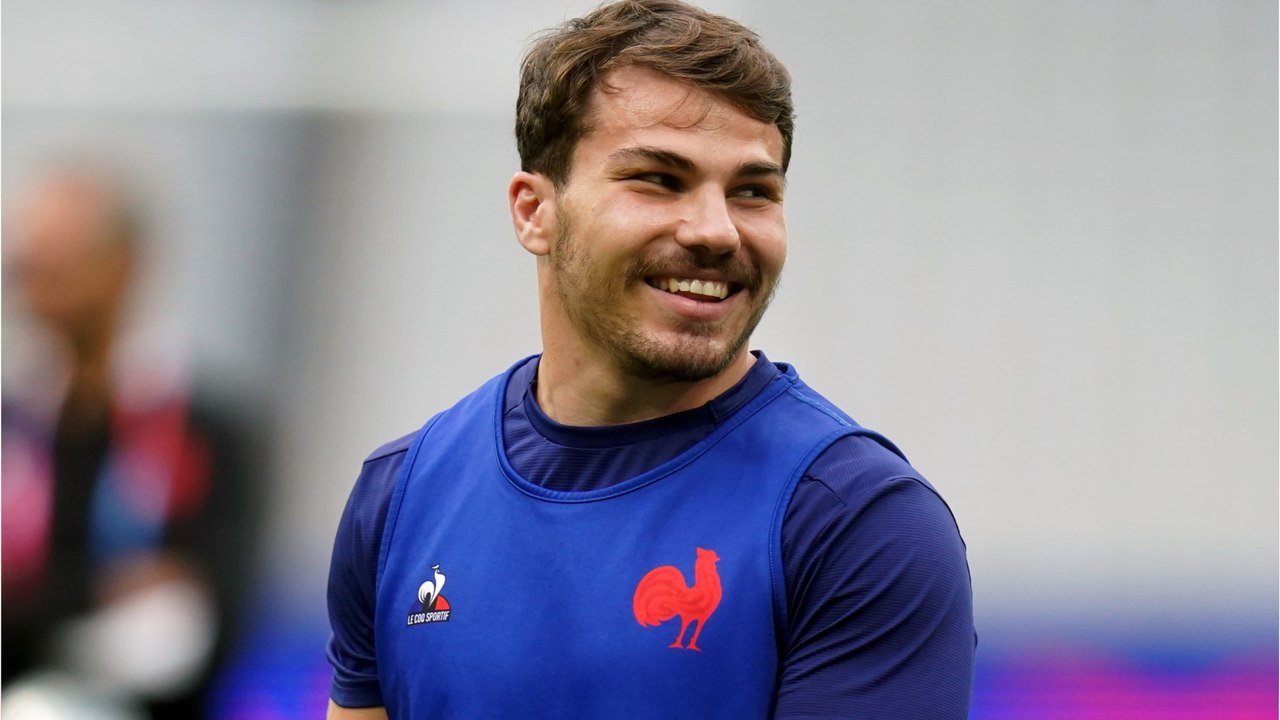 GALA VIDEO - Antoine Dupont : après la défaite, le capitaine du XV de France de rugby s’exile