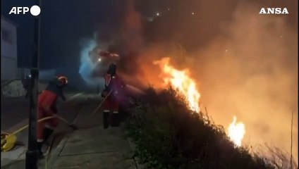 Spagna, vigili del fuoco al lavoro su un vasto incendio nella regione di Valencia