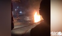 Em Patos, viatura é incendiada de forma criminosa em frente à delegacia e suspeito é preso em seguida