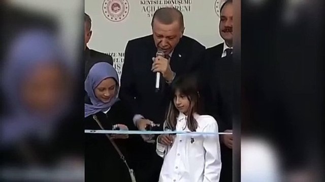 Cumhurbaşkanı Erdoğan'ın katıldığı açılış töreninde gülümseten anlar! Kız çocuğu kurdeleyi erken kesti