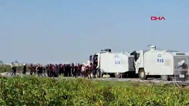 İncirlik Hava Üssü'ne girmeye çalışan protestoculara polis müdahalesi