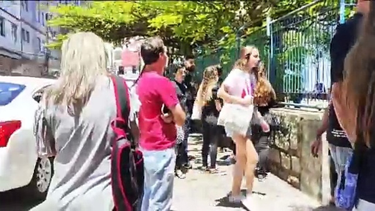 Ambulante vende canetas na porta do Enem em Florianópolis