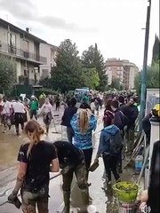 Campi, i tifosi della Fiorentina a spalare in mezzo al fango