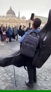 Cleberson Vinicius, um dos 25 jovens da periferia do Recife que compõem a Orquestra Criança Cidadã, chegou ao Vaticano a passos largos carregando um contrabaixo