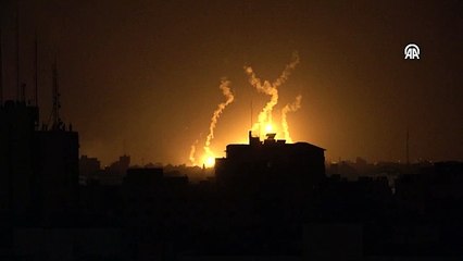 İsrail'in Gazze'deki Eş-Şati Mülteci Kampı'na yönelik yoğun saldırıları sürüyor