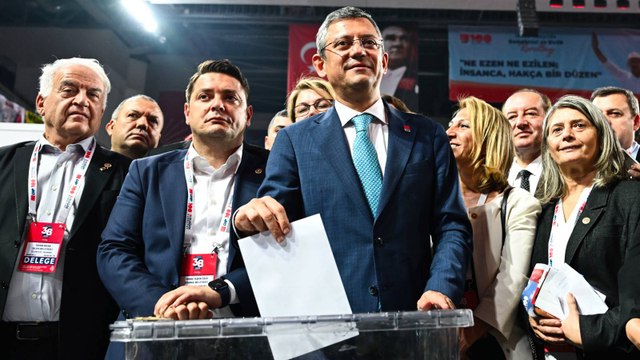 CHP Genel Başkanlığına seçilen Özel, PM ve YDK seçimleri için oyunu kullandı