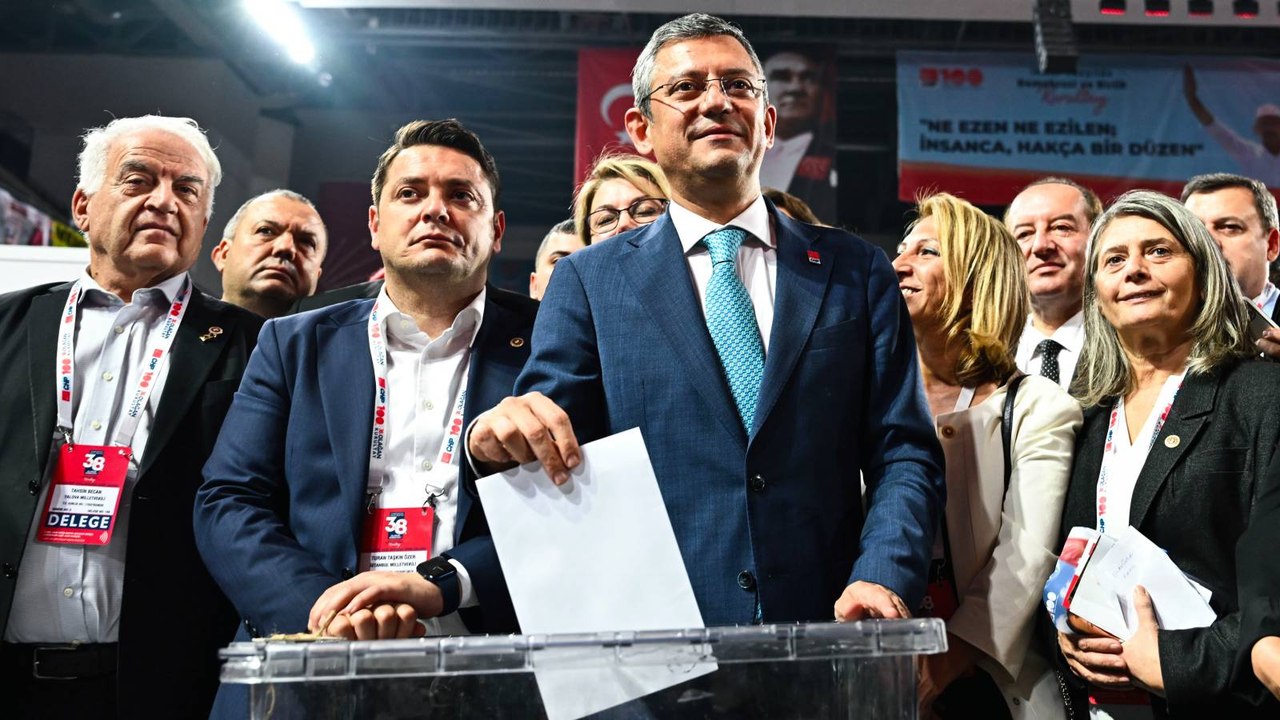 CHP Genel Başkanlığına seçilen Özel, PM ve YDK seçimleri için oyunu kullandı