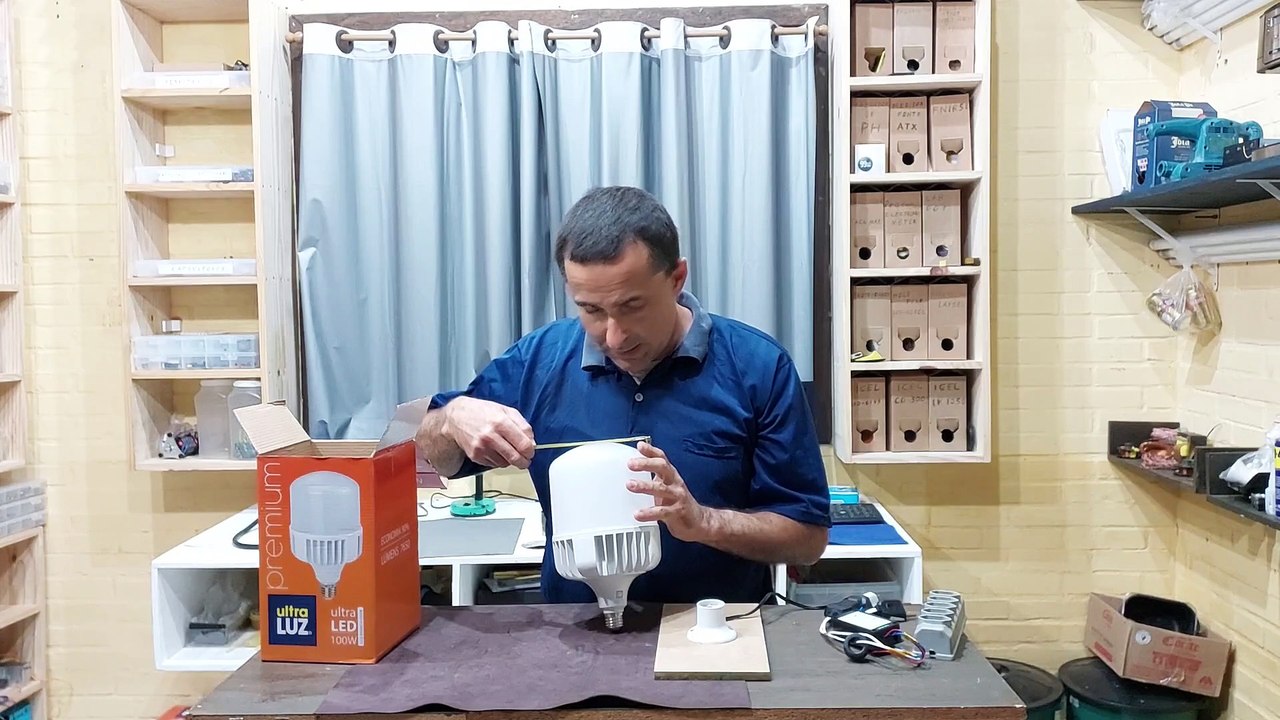 Por Dentro  de uma Lampada LED de 100 Watts