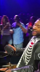 Usher sings to Kenya Moore and flirts with her during Las Vegas residency