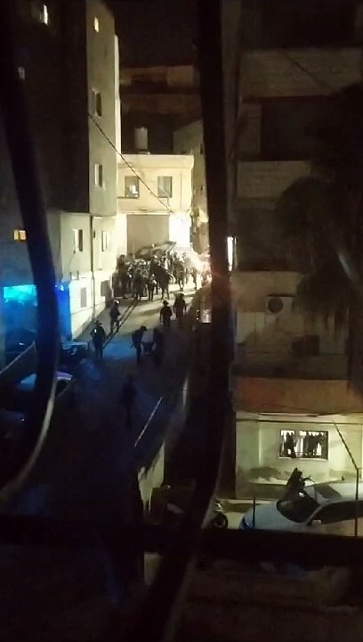 قوات الاحتلال تنكل بالشبان وتعتدي عليهم خلال حملة اعتقالات في مخيم شعفاط بالقدس المحتلة.