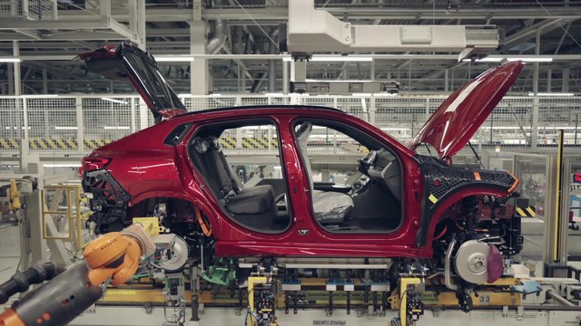 BMW iX2 – Battery installation and marriage, installation of steering wheel and airbag