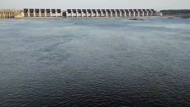 नर्मदा का अथाह प्रवाह मिला, किनारों के गांवों का पर्याप्त विकास और परिक्रमा पथ विकसित नहीं कर पाई पार्टियां