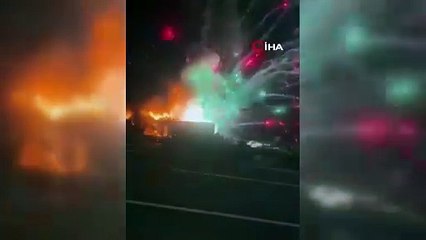 Yanan tırın dorsesindeki havai fişekler patladı ortalık karnaval alanına döndü