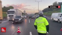 İstanbul’da TEM’de devrilen kamyonet trafiği aksattı