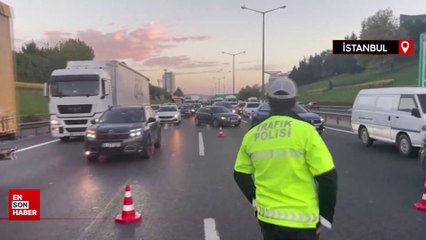 İstanbul’da TEM’de devrilen kamyonet trafiği aksattı