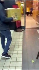 İsrail'i protesto için İstanbul'daki fast food zincirine dalıp bir kutu fareyi etrafa saçtı