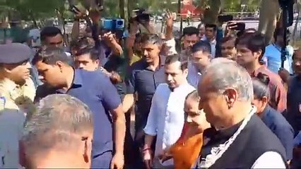 मुख्यमंत्री अशोक गहलोत ने नामांकन किया दाखिल, कहाः सरकार के खिलाफ माहौल नहीं