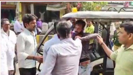 वाराणसी में बीच सड़क जमकर मारपीट, देखिए वायरल वीडियो