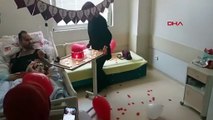 Yaralanan polis memuru hastane odasında sürpriz evlilik teklifi yaptı