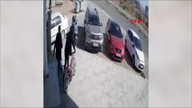 Aksaray'da 2 hırsızın motosikleti çalma anı kameralara yansıdı