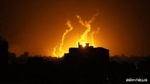 I bombardamenti notturni su Gaza, il cielo si tinge di fuoco
