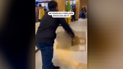 İstanbul'da bir adam, İsrail’i protesto etmek için bir kutu fareyi McDonald's şubesinin içine fırlattı