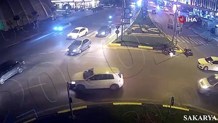 İki motosiklet ve bir bisikletlinin karıştığı ilginç kaza kamerada