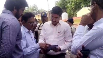 देवास कलेक्टर ने किया खाद वितरण केंद्र का निरीक्षण, अधिकारियों को दिए निर्देश