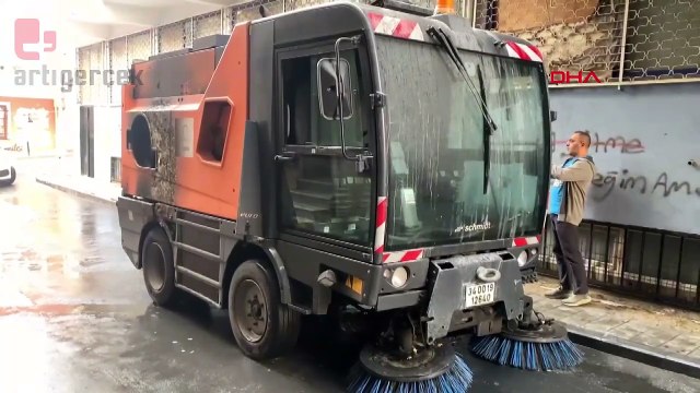 Şişli'de seyir halindeki sokak süpürme aracı yandı