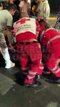 #Preliminar Saldo de dos jóvenes lesionados de gravedad, dejó un aparatoso choque de motocicletas sobre el cruce de la Calzada Federalismo y la avenida Circunvalación de Guadalajara #GuardiaNocturna