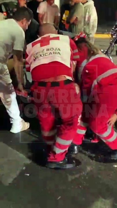 #Preliminar Saldo de dos jóvenes lesionados de gravedad, dejó un aparatoso choque de motocicletas sobre el cruce de la Calzada Federalismo y la avenida Circunvalación de Guadalajara #GuardiaNocturna