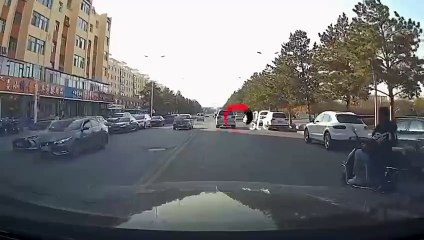 Un gars à scooter pas assez concentré