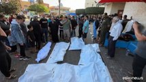 Palestinesi pregano accanto ai corpi dei parenti uccisi dai bombardamenti