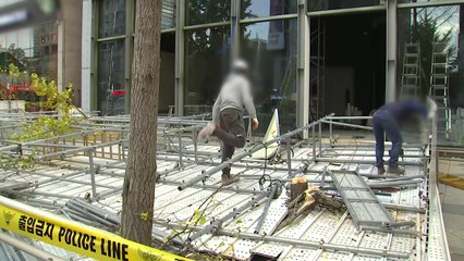 홍대 거리서 가림막 쓰러져 2명 부상...1명은 심정지 / YTN