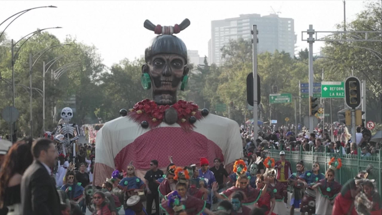 Mexique: des milliers de spectateurs pour le défilé de la Fête des morts