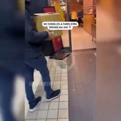 كلوا هذه الفئران وليس لحم المسلمين..فعالية احتجاجية في "ماكدونالدز بتركيا