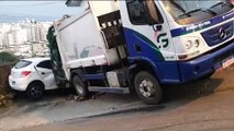 Caminhão de lixo bate em muro e atinge carro em Florianópolis: 